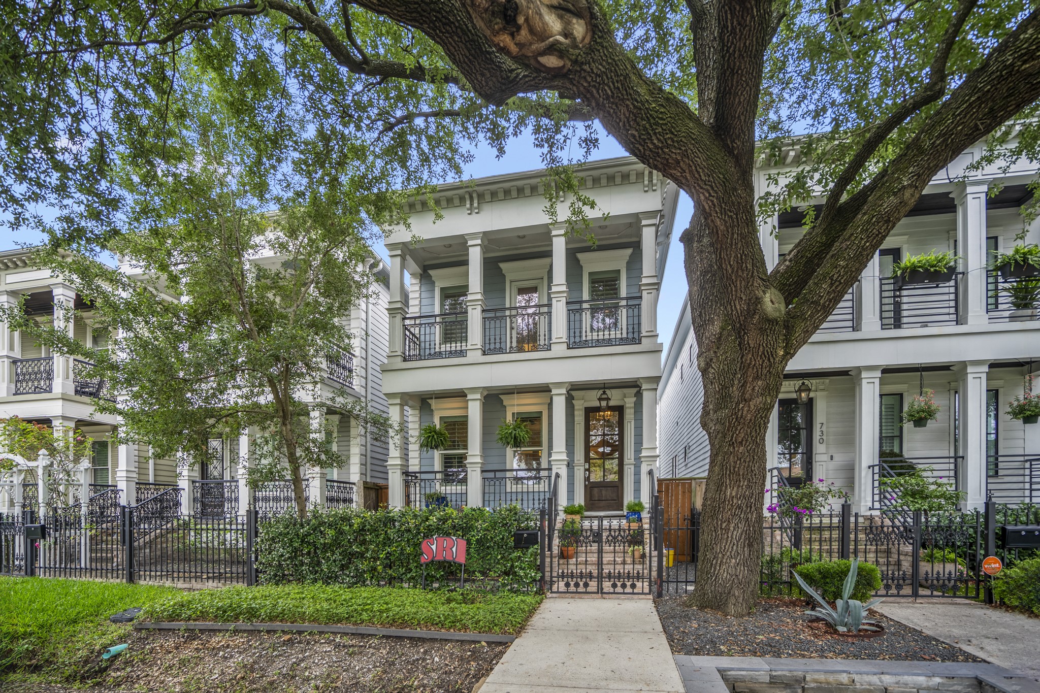 732 East 28th Street Houston, TX 77009 - Photo 1 of 44 a front view of a house with garden