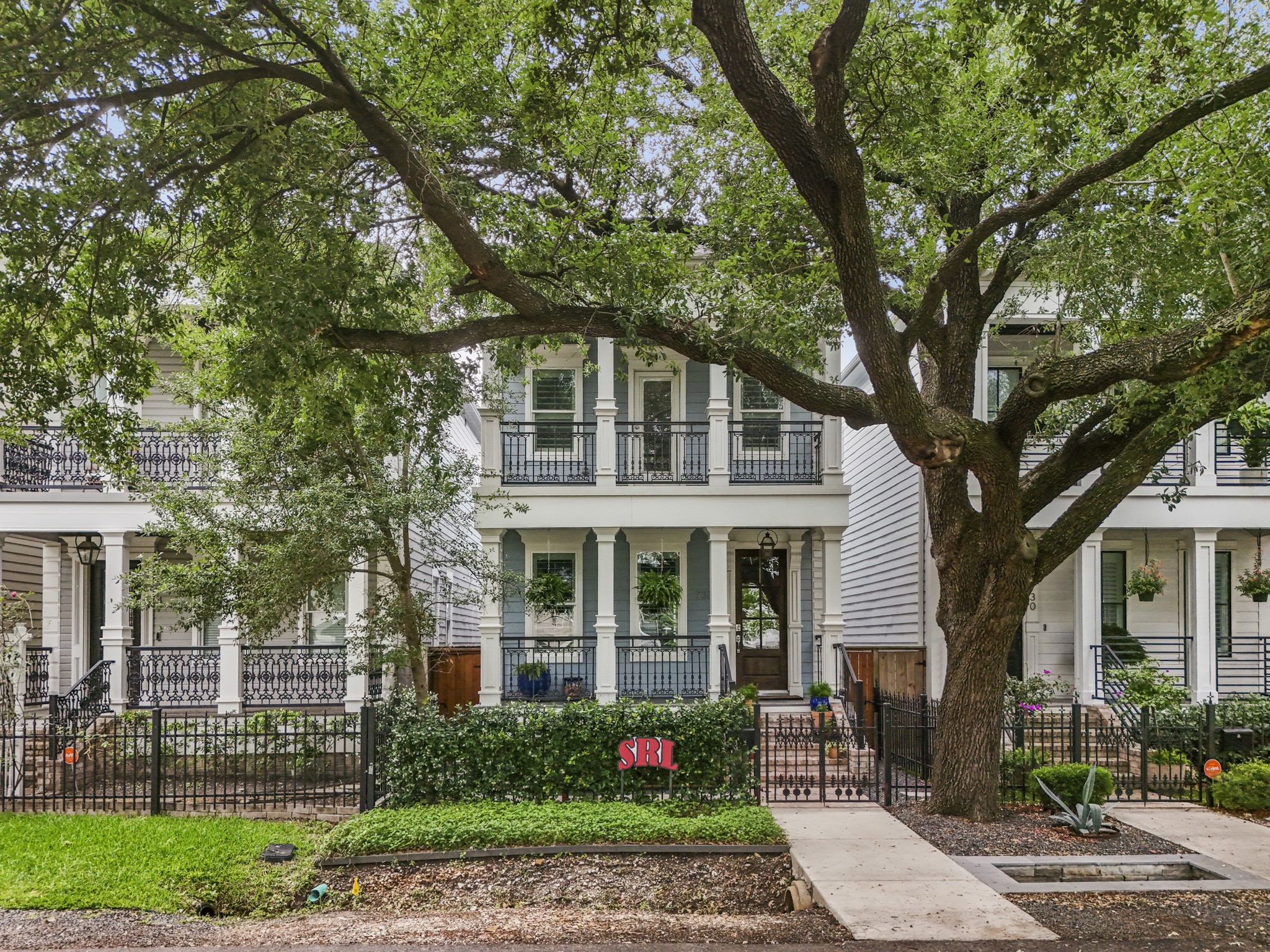 732 East 28th Street Houston, TX 77009 - Photo 2 of 44 front view of a house with a yard