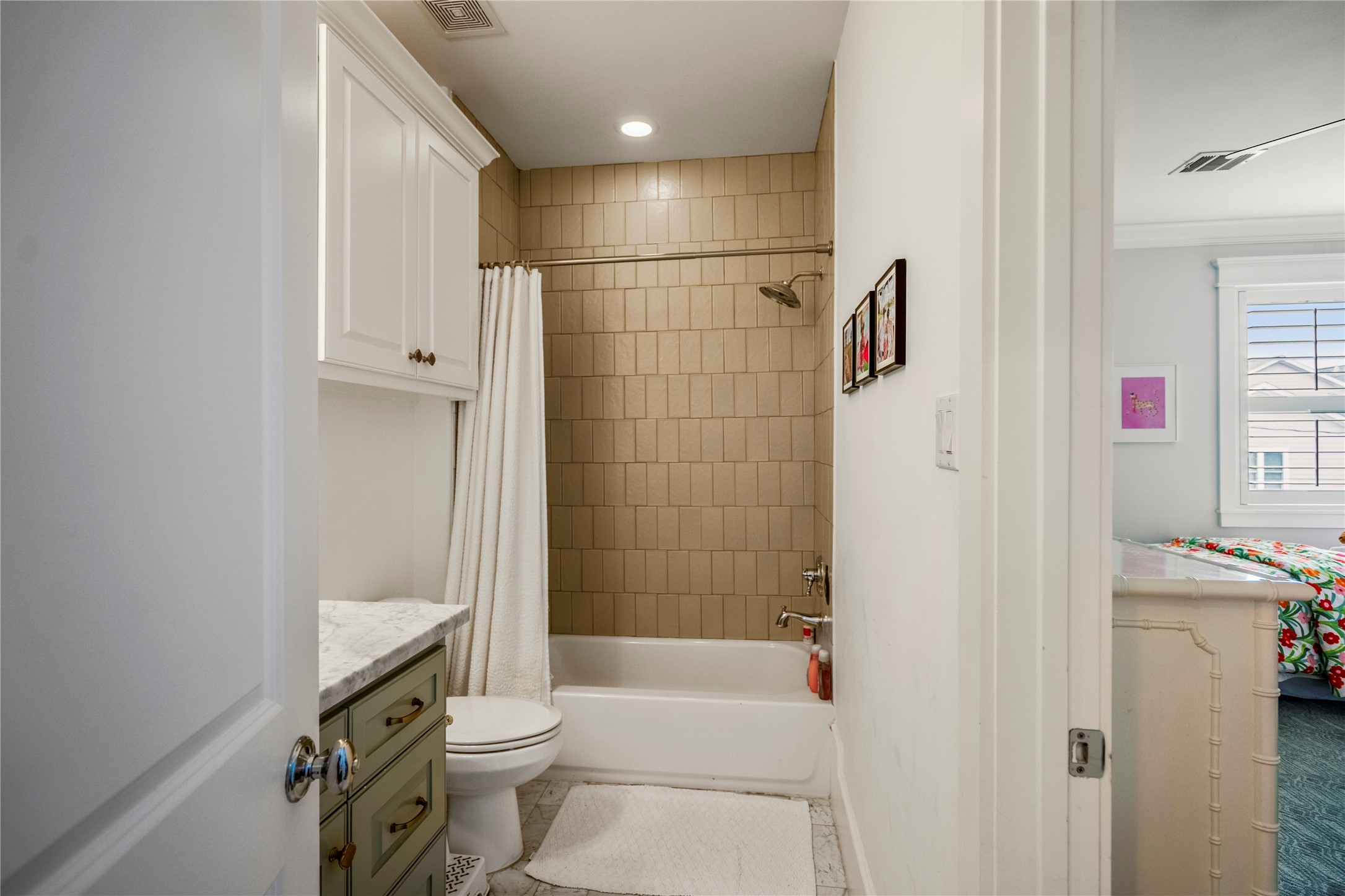 732 East 28th Street Houston, TX 77009 - Photo 30 of 44 a bathroom with a sink a toilet and shower