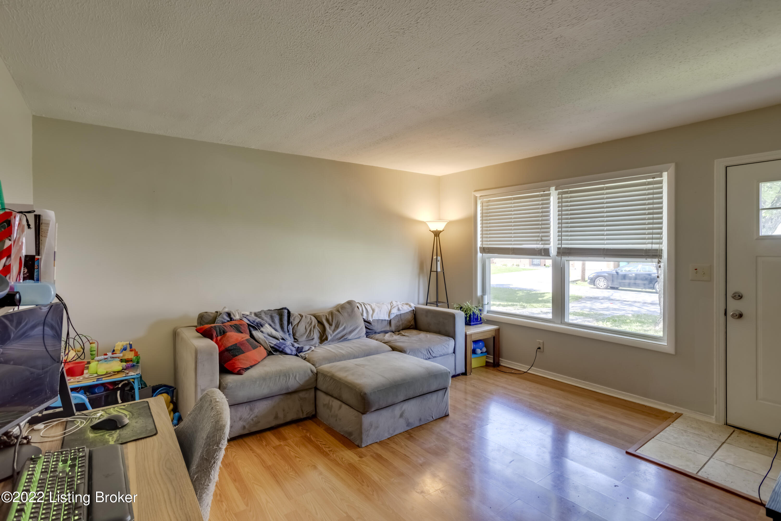 146 Valley Road Louisville, KY 40229 - Photo 4 of 25 20220520-2Y0A6204-A