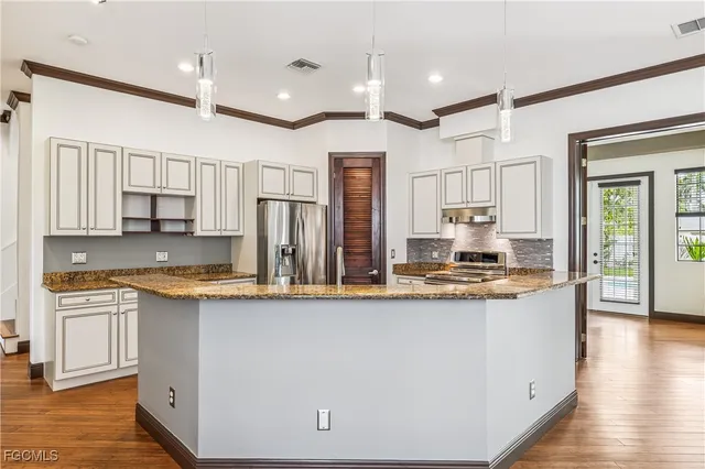 $850,000 | 1358 Hopedale Drive, Fort Myers, FL 33919