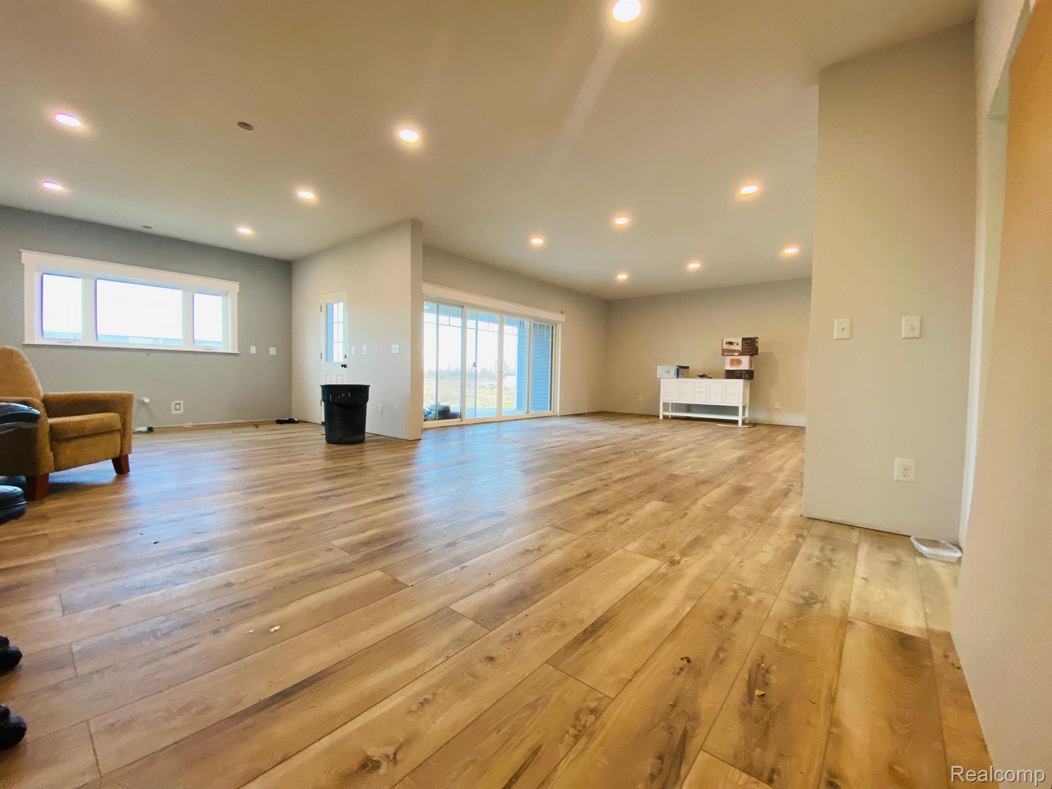 Spacious Living room & kitchen