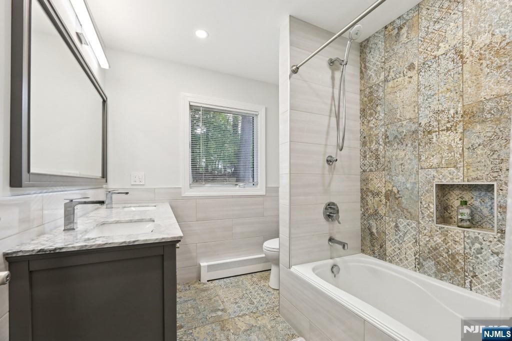 83 Hampshire Road Washington Township, NJ 07676 - Photo 20 of 40 a bathroom with a tub sink and mirror