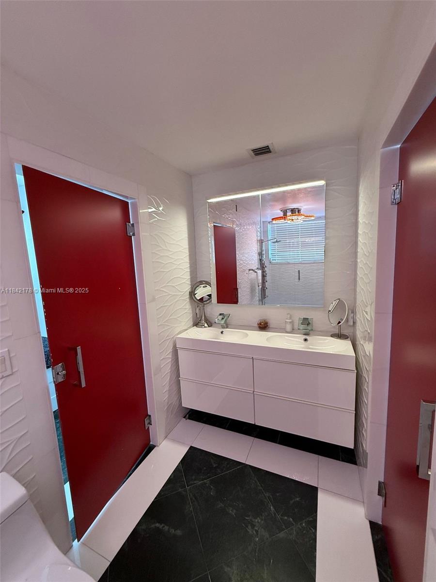 747 West 78th Street Hialeah, FL 33014 - Photo 25 of 38 a room with furniture and mirror