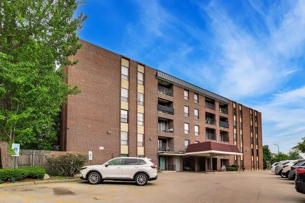 $258,900 | 6330 Lincoln Avenue, Unit 1A, Morton Grove, IL 60053