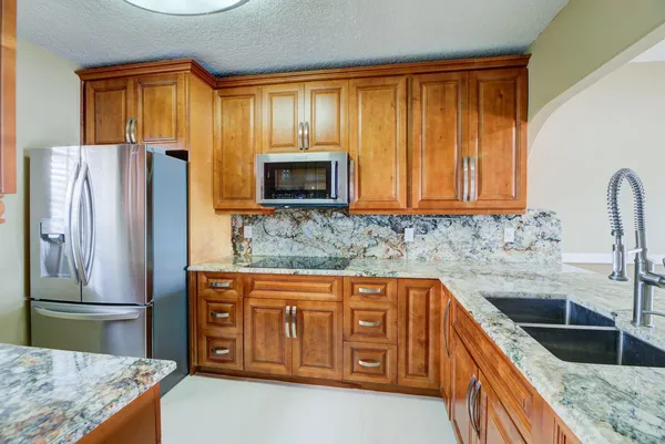 $2,800 | 8330 Northwest 103rd Street, Unit 101B, Hialeah, FL 33016