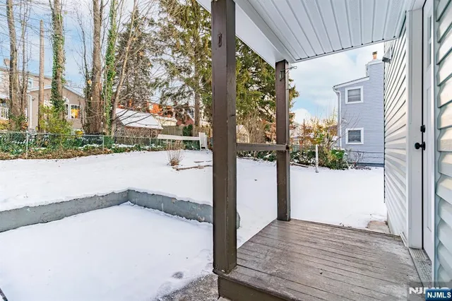 a view of backyard of the house