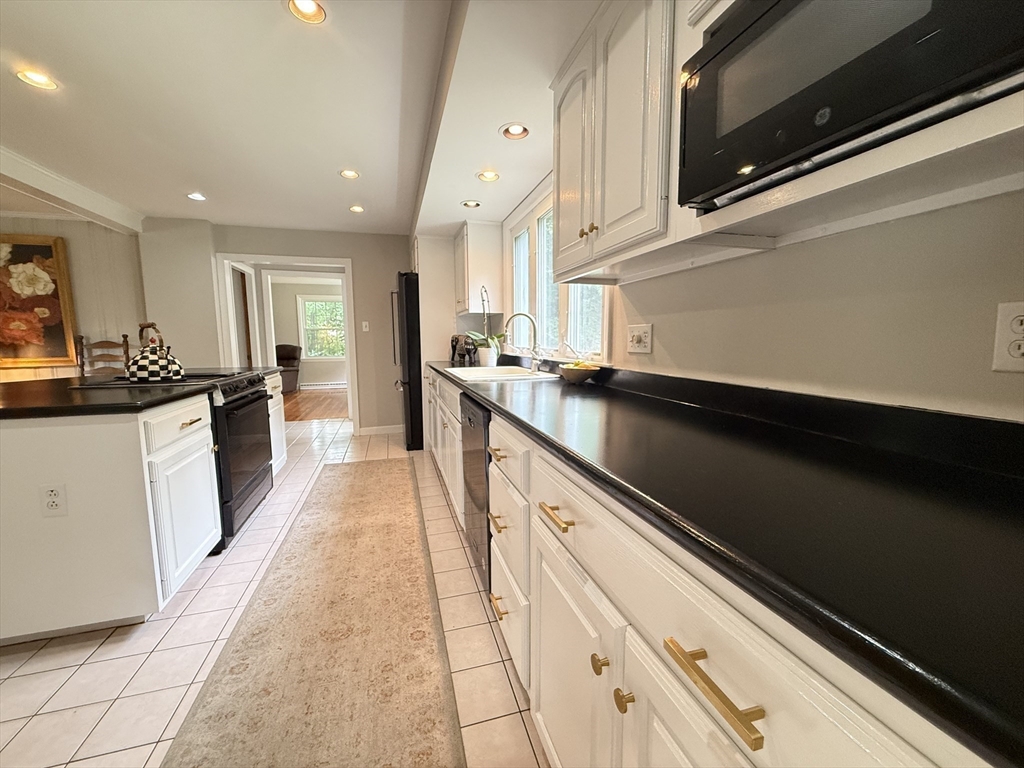 124 Hillside Road North Andover, MA 01845 - Photo 4 of 24 Gallery Image 4