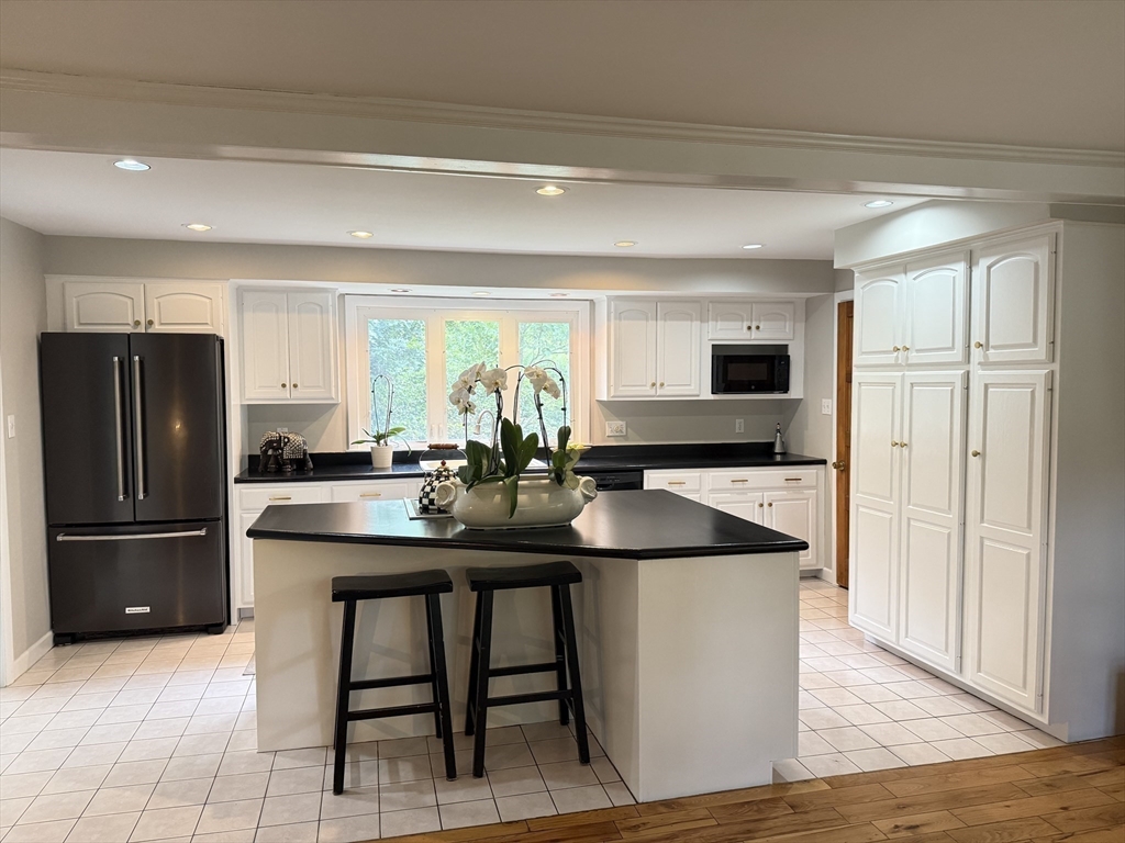 124 Hillside Road North Andover, MA 01845 - Photo 6 of 24 Gallery Image 6