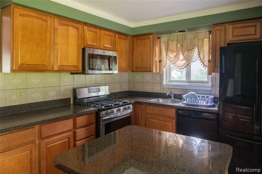 5379 Farm Road Waterford, MI 48327 - Photo 6 of 34