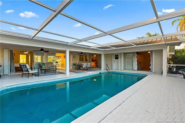 $725,000 | 3881 Southeast Fairway West, Stuart, FL 34997