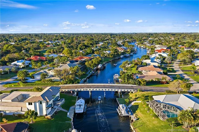 $725,000 | 3881 Southeast Fairway West, Stuart, FL 34997