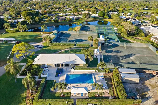 $725,000 | 3881 Southeast Fairway West, Stuart, FL 34997