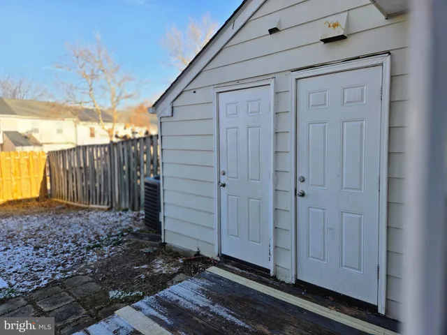 a view of a house with backyard