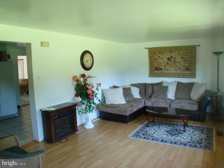 329 Old State Road New Castle, DE 19720 - Photo 3 of 12 Living Room