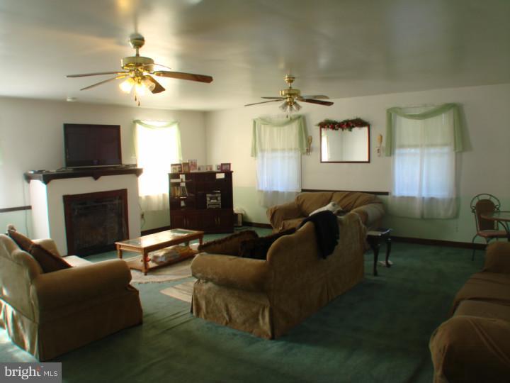 329 Old State Road New Castle, DE 19720 - Photo 5 of 12 Family Room