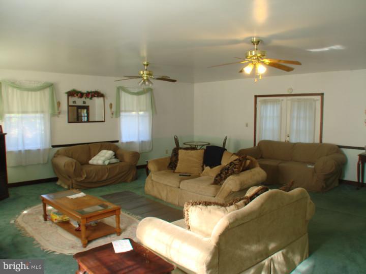 329 Old State Road New Castle, DE 19720 - Photo 6 of 12 Family Room