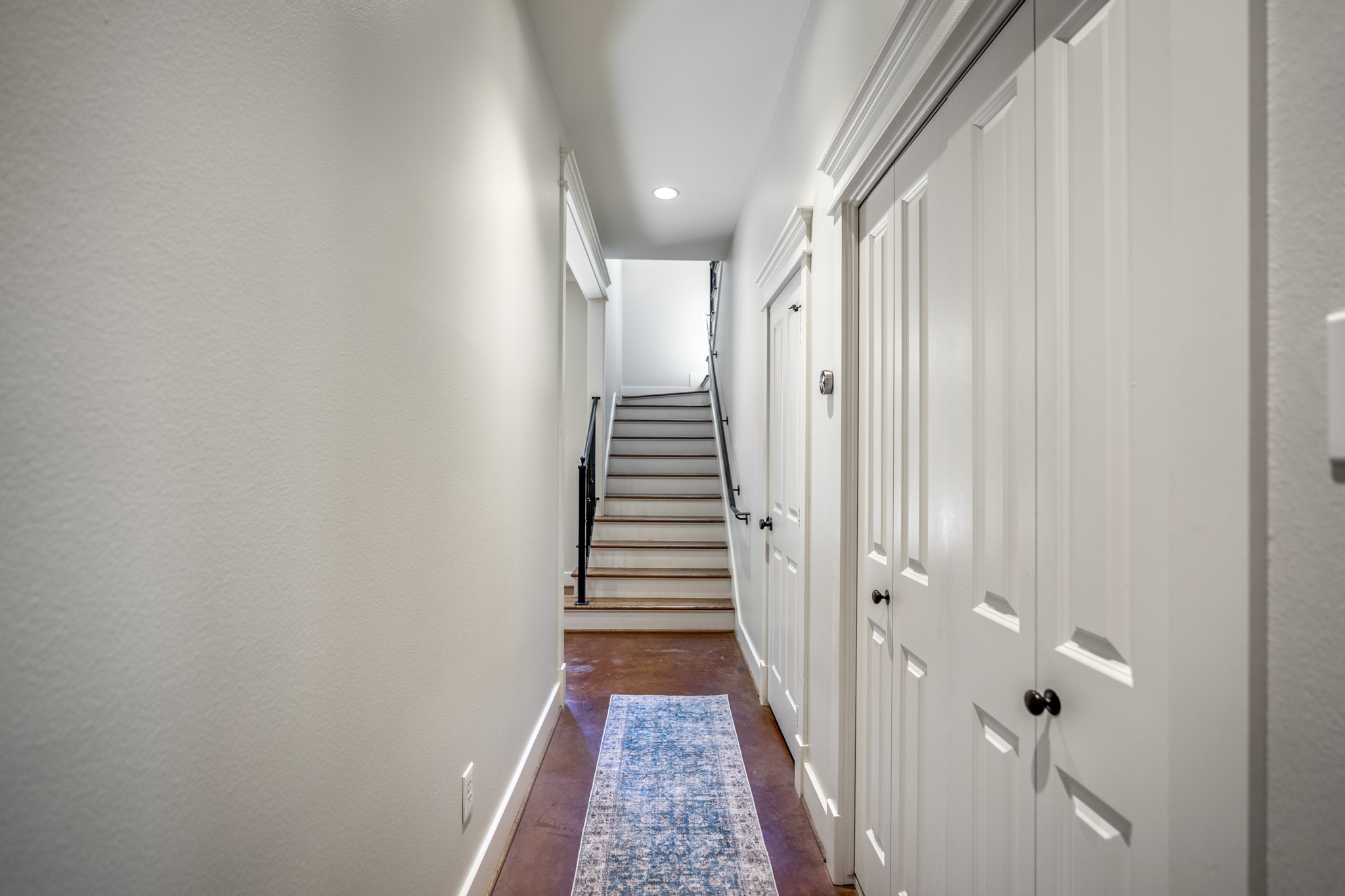 905 West 23rd Street Houston, TX 77008 - Photo 39 of 46 Hallway between living room and utility closet