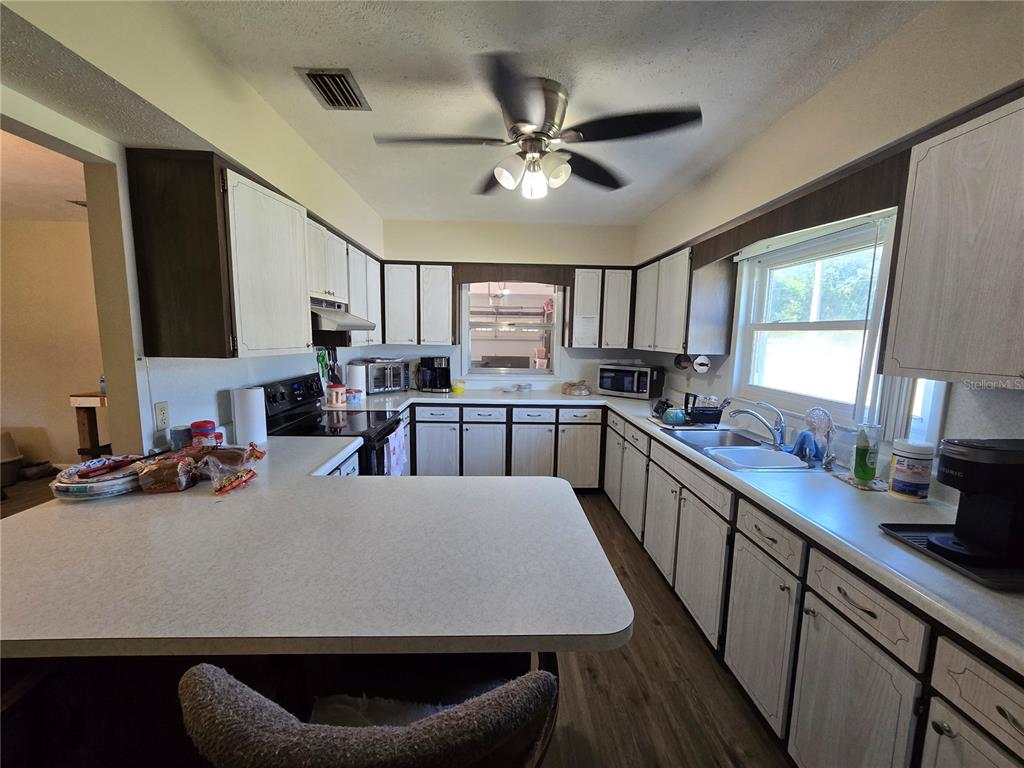 12882 East Wheeler Road Dover, FL 33527 - Photo 5 of 30
