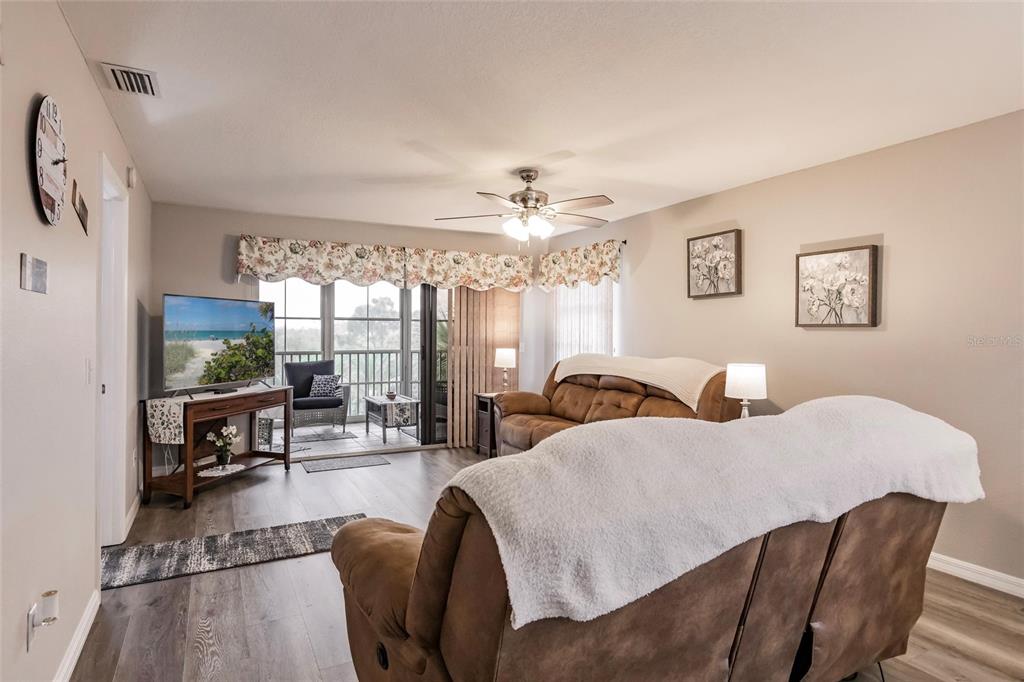 175 Kings Highway, Unit 538 Punta Gorda, FL 33983 - Photo 6 of 46 a living room with furniture a chandelier and a large mirror