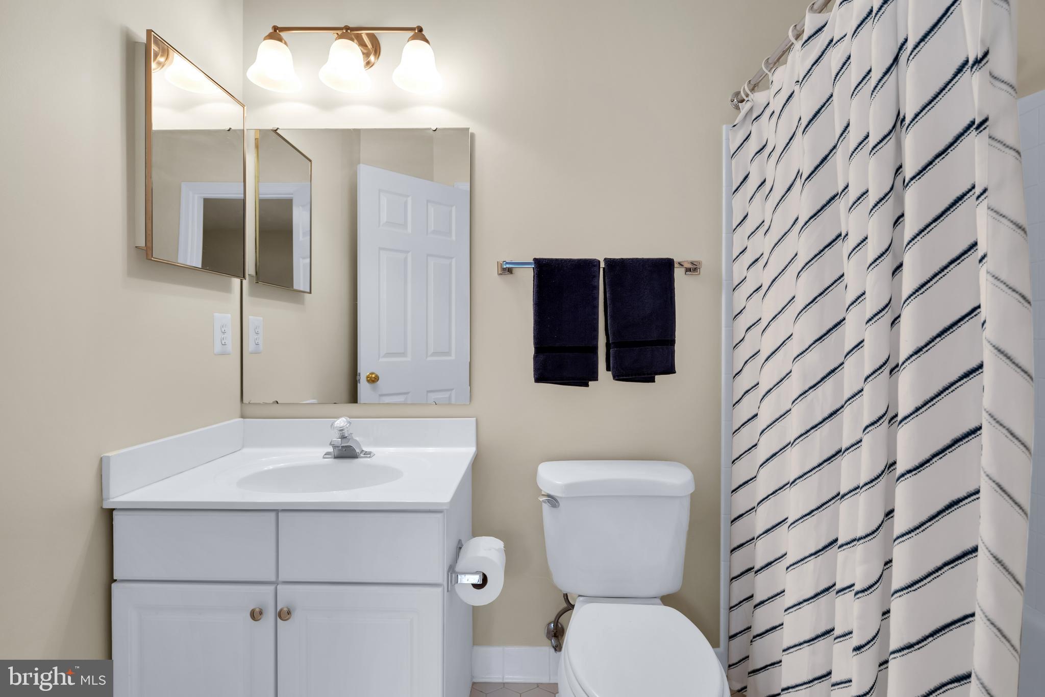 1224 Weatherstone Court Reston, VA 20194 - Photo 20 of 38 Guest Bath