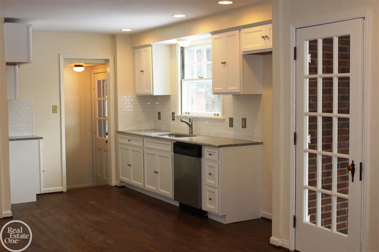 538 Barrington Road Grosse Pointe, MI 48230 - Photo 3 of 18 31311673-2.JPG