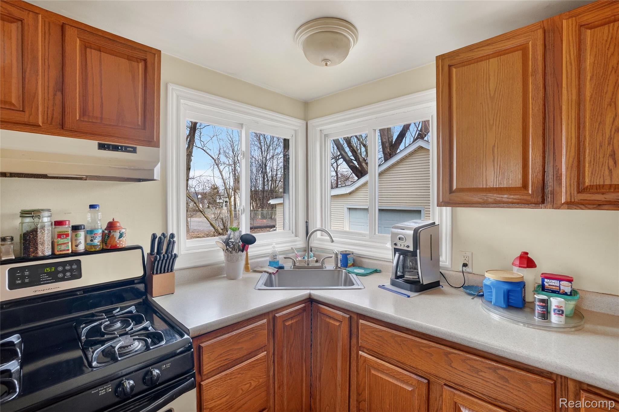 13343 Fenton Road Fenton, MI 48430 - Photo 26 of 45 17-13343-Fenton-Rd-Fenton-MI-48430-WindowStill.jpg