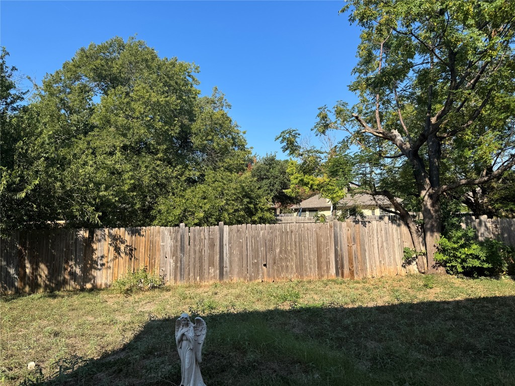 12714 Tantara Drive Austin, TX 78729 - Photo 22 of 25 View of yard