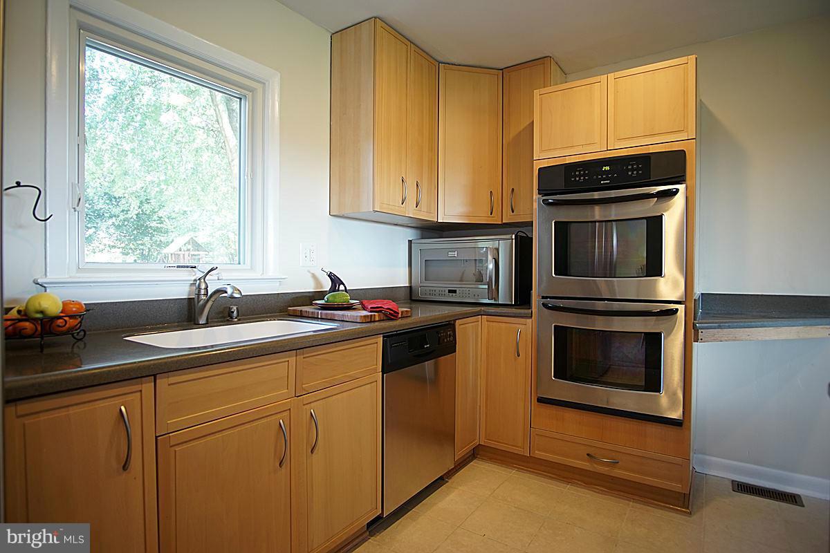 7101 Damascus Road Gaithersburg, MD 20882 - Photo 3 of 26 Kitchen