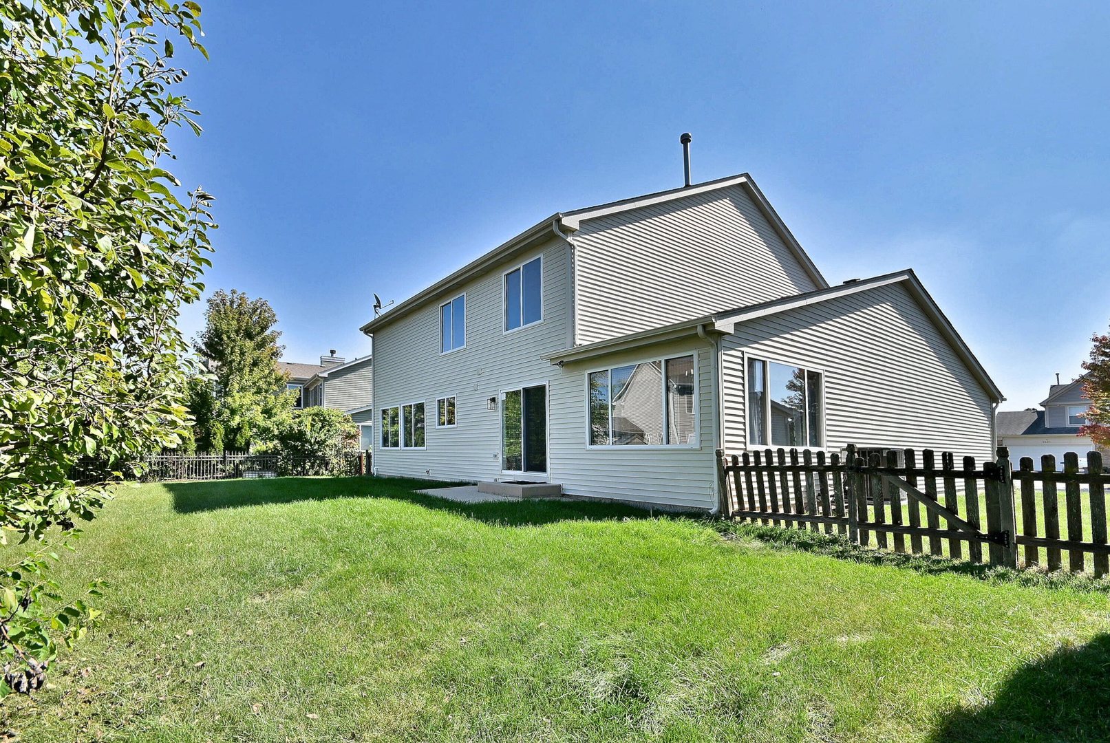 2434 White Barn Road Aurora, IL 60502 - Photo 43 of 45 a front view of a house with yard