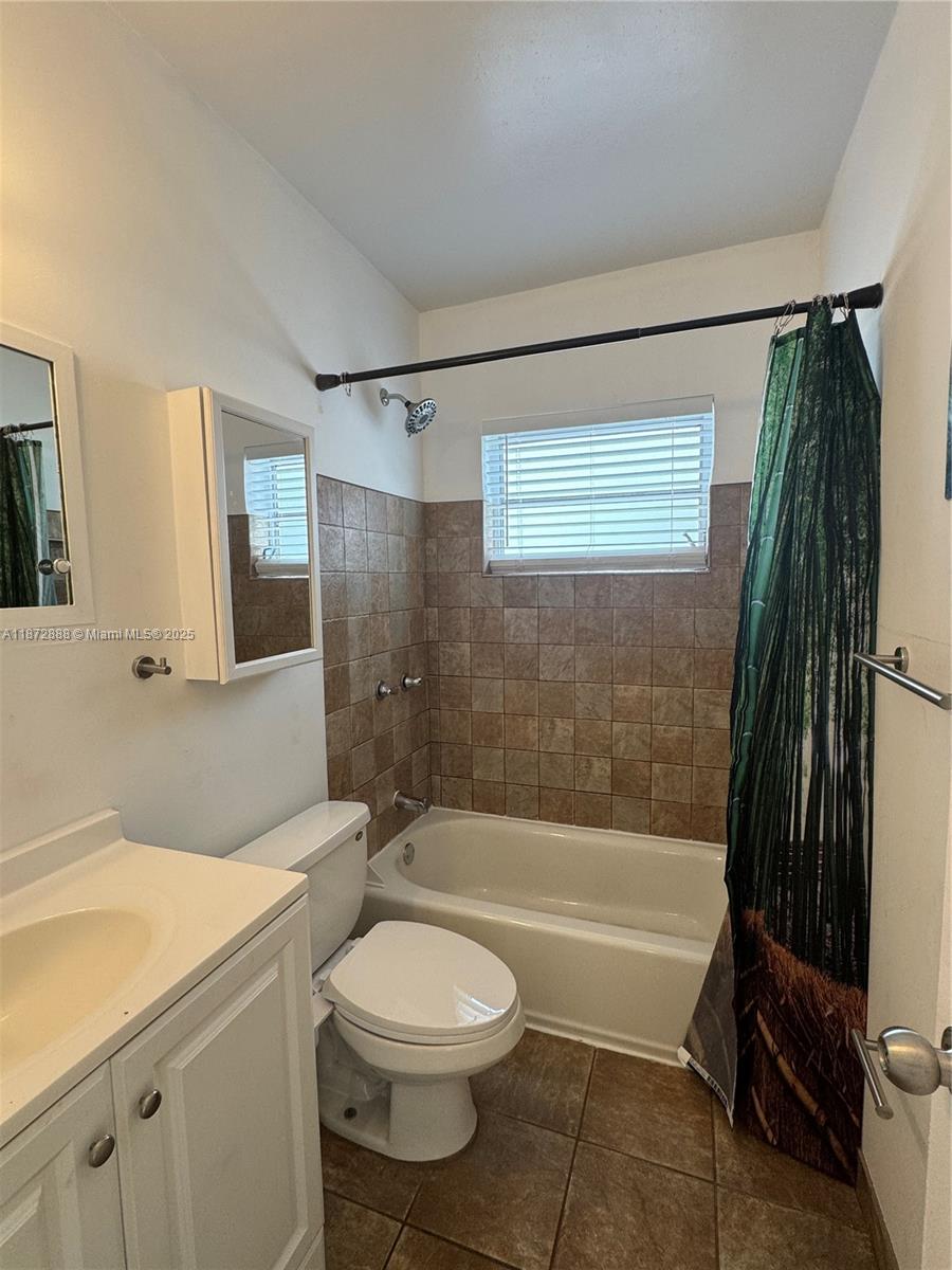 921 Meridian Avenue, Unit 7 Miami Beach, FL 33139 - Photo 24 of 31 a bathroom with a toilet a sink and bathtub