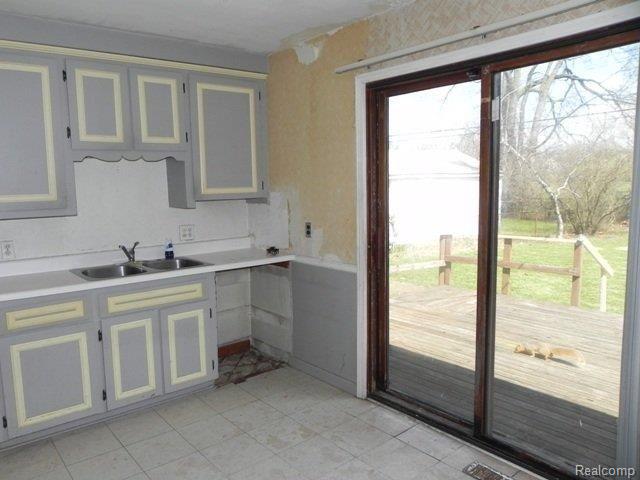 709 Patterson Court Inkster, MI 48141 - Photo 8 of 19 Kitchen