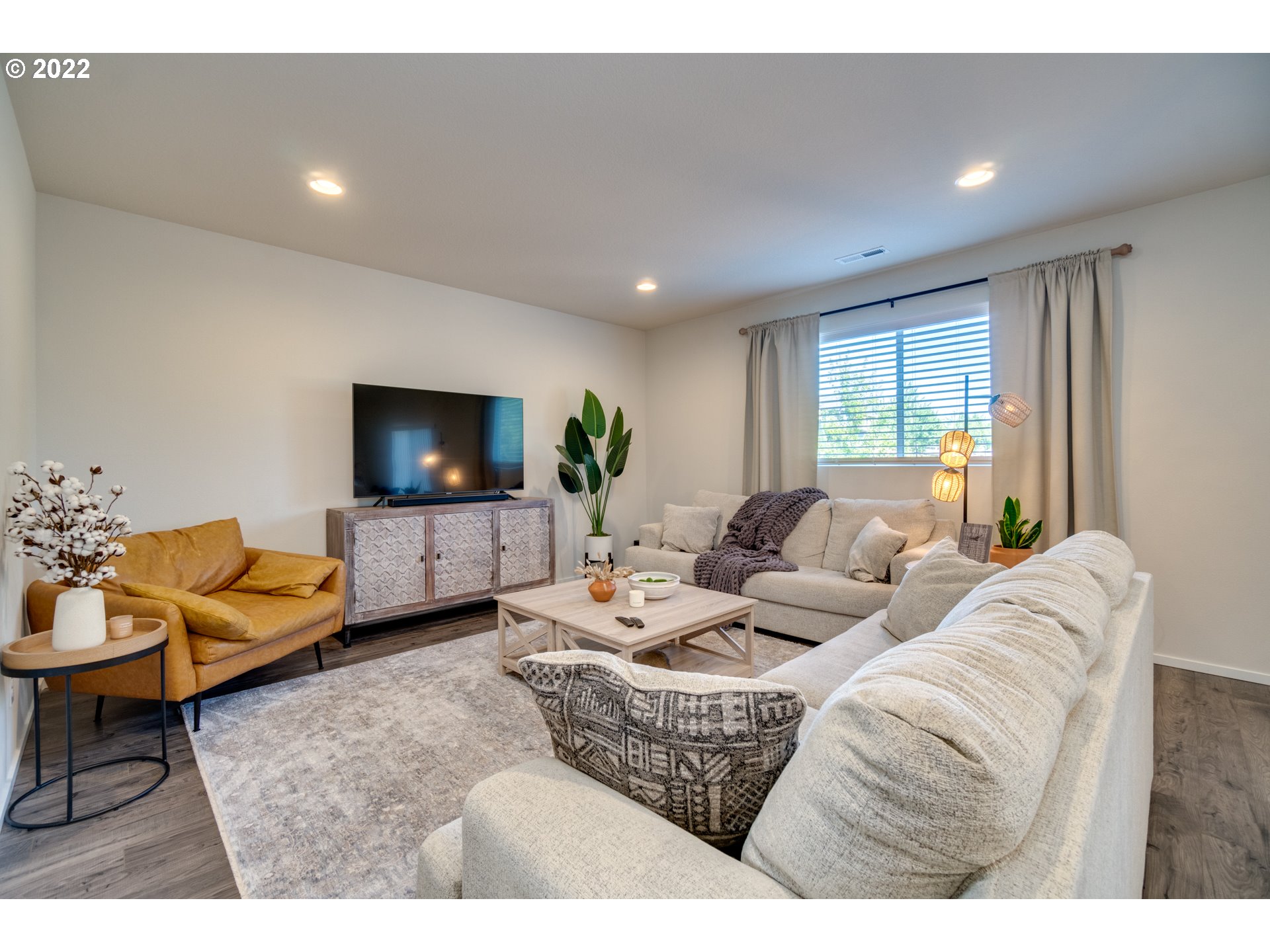 2121 South Meadowlark Dr. Loop Ridgefield, WA 98642 - Photo 8 of 19 a living room with furniture and a flat screen tv