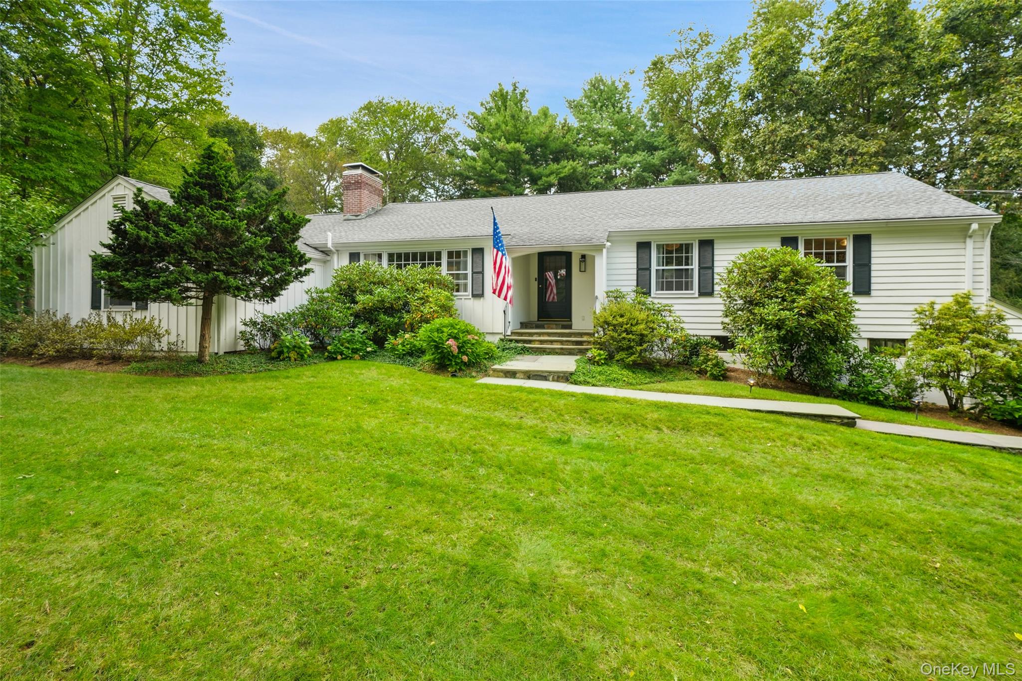 a view of a house with backyard and garden