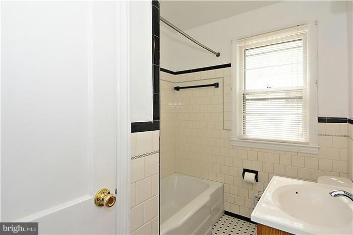 1903 Hillcrest Road Baltimore, MD 21207 - Photo 21 of 27 Bath