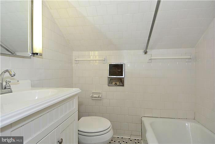 1903 Hillcrest Road Baltimore, MD 21207 - Photo 22 of 27 Bath