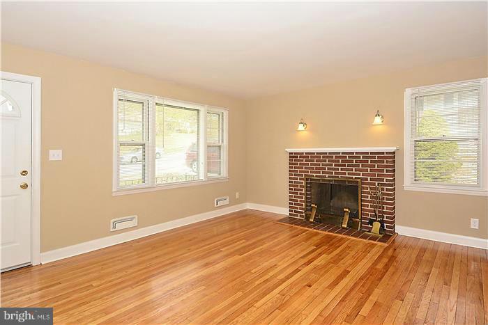 1903 Hillcrest Road Baltimore, MD 21207 - Photo 4 of 27 Living Room