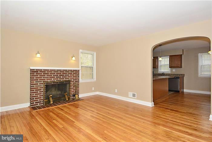 1903 Hillcrest Road Baltimore, MD 21207 - Photo 5 of 27 Living Room