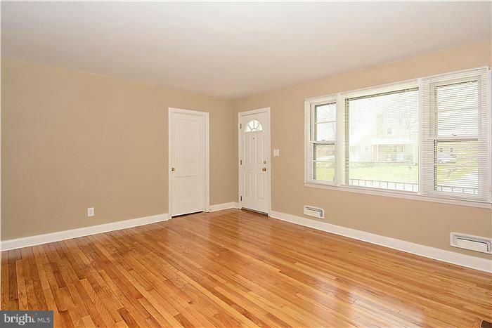 1903 Hillcrest Road Baltimore, MD 21207 - Photo 6 of 27 Living Room