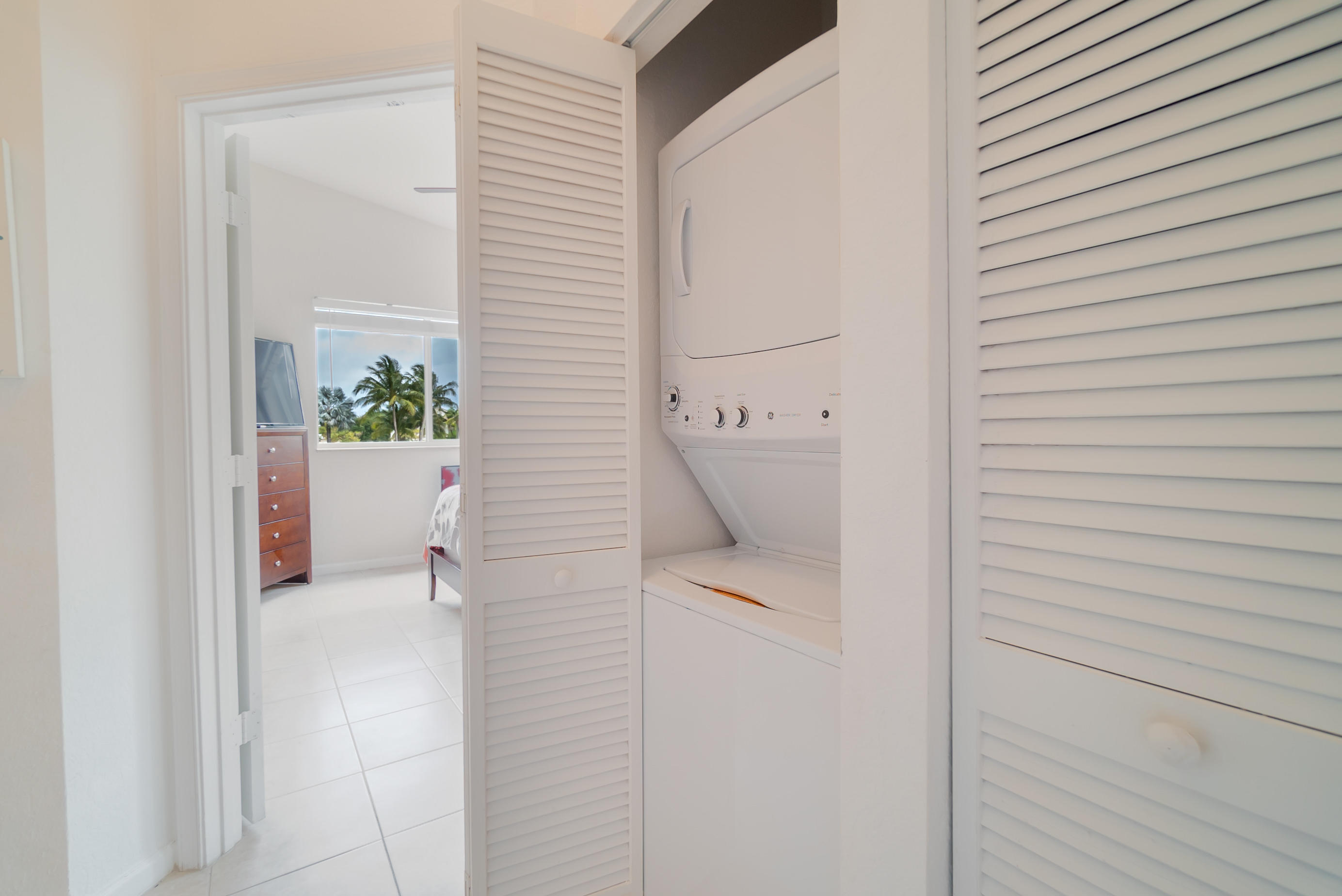 3164 Laurel Ridge Circle Riviera Beach, FL 33404 - Photo 15 of 19 Laundry