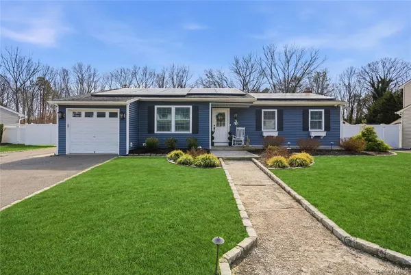 a view of a yard in front of house