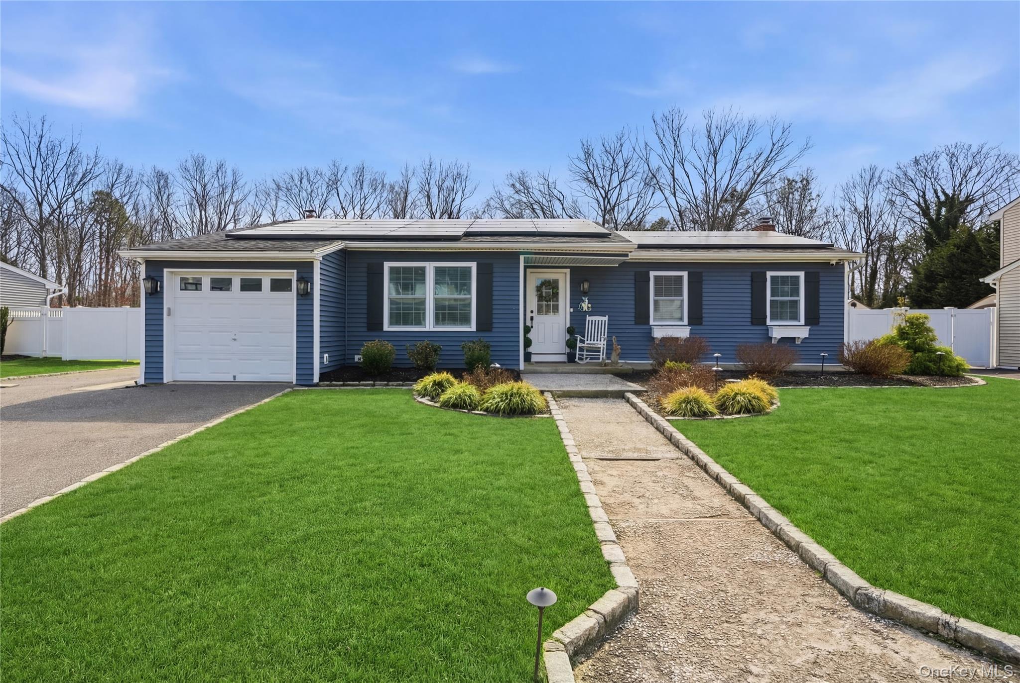 a view of a yard in front of house