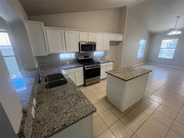 $2,150 | 713 Hogan, Kyle, TX 78640