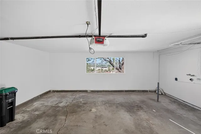 a view of an house with backyard and garden