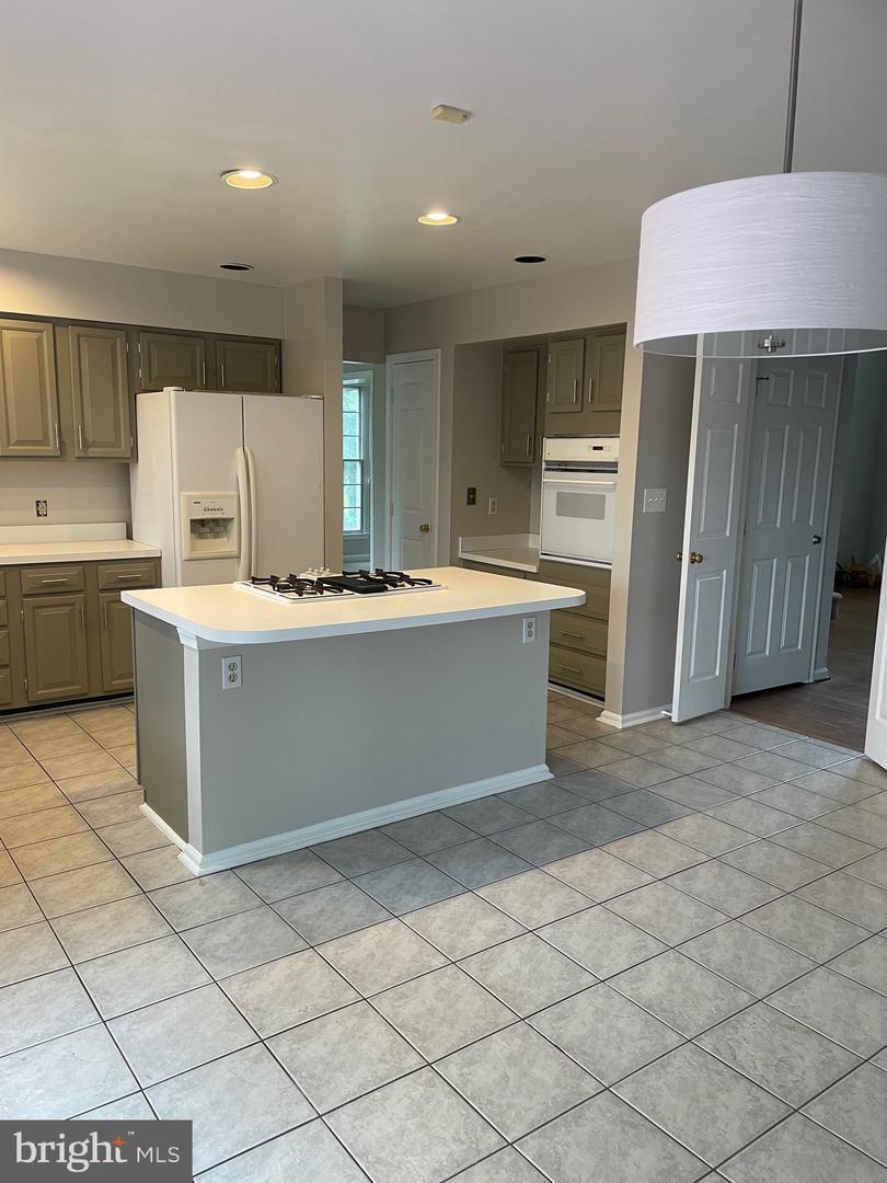 6404 Empty Song Road Columbia, MD 21044 - Photo 3 of 20 Gourmet kitchen with island