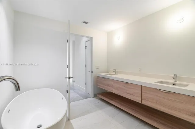 $1,747,000 | 16385 Biscayne Boulevard, Unit PH4, North Miami Beach, FL 33160