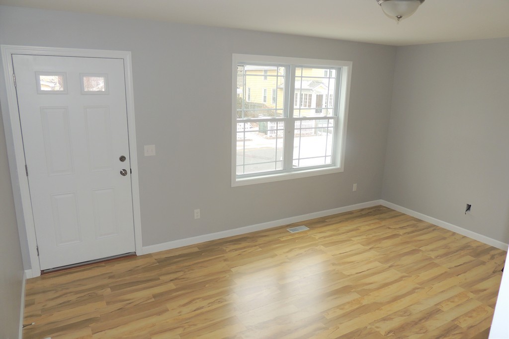 92-94 Manhattan Street Springfield, MA 01109 - Photo 3 of 16