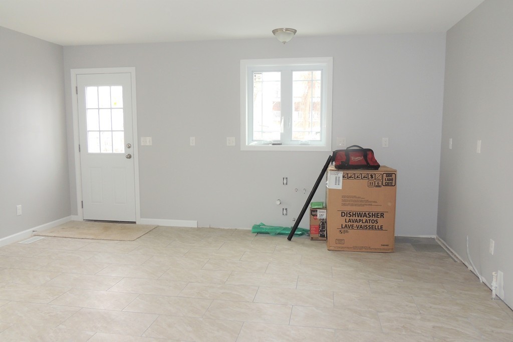 92-94 Manhattan Street Springfield, MA 01109 - Photo 5 of 16