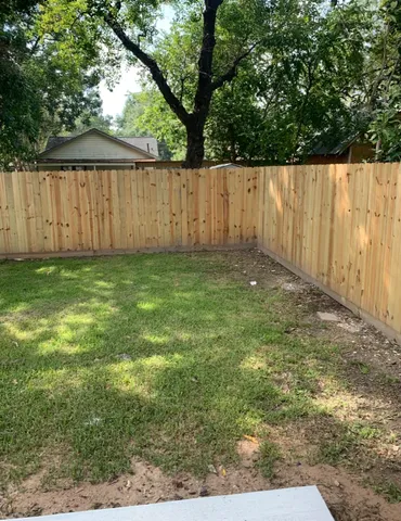 a view of a backyard