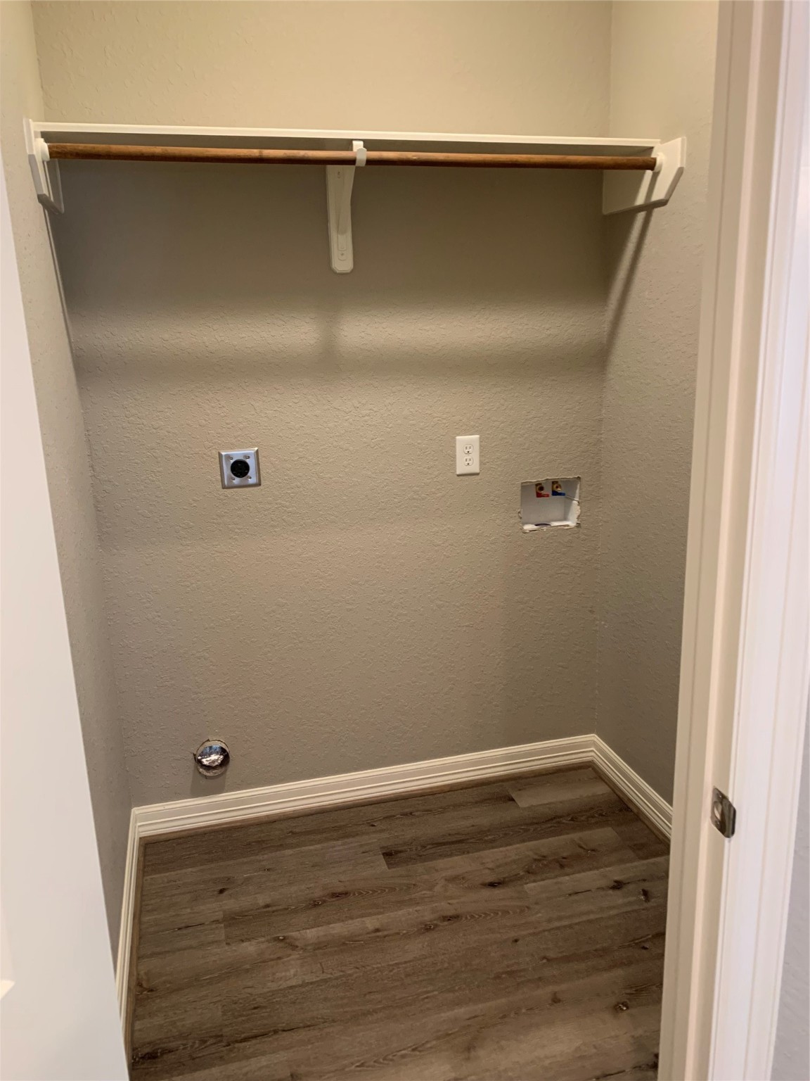 413-415 Hurst Place Angleton, TX 77515 - Photo 4 of 19 a view of room